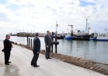 İlham Əliyev Bakı-Ələt avtomobil yolunun 2-4-cü kilometrliyində həyata keçirilən inşaat işlərinin gedişi ilə tanış olub(FOTO)